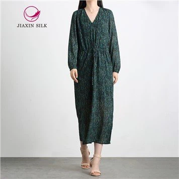 Dlouhé šaty s potiskem a dlouhým rukávem